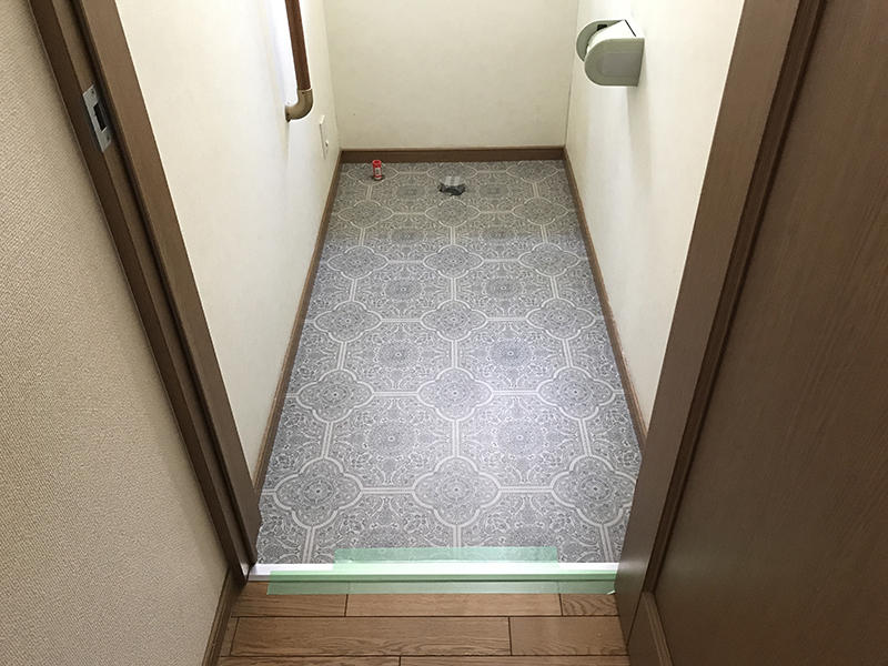 トイレリフォーム施工中　クロス・クッションフロア貼り替え｜滋賀でリフォームするなら匠工房