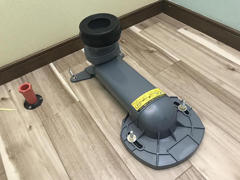 トイレの配水管を移設します