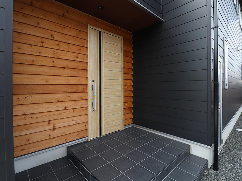 木目のアクセントをあしらった玄関ポーチ