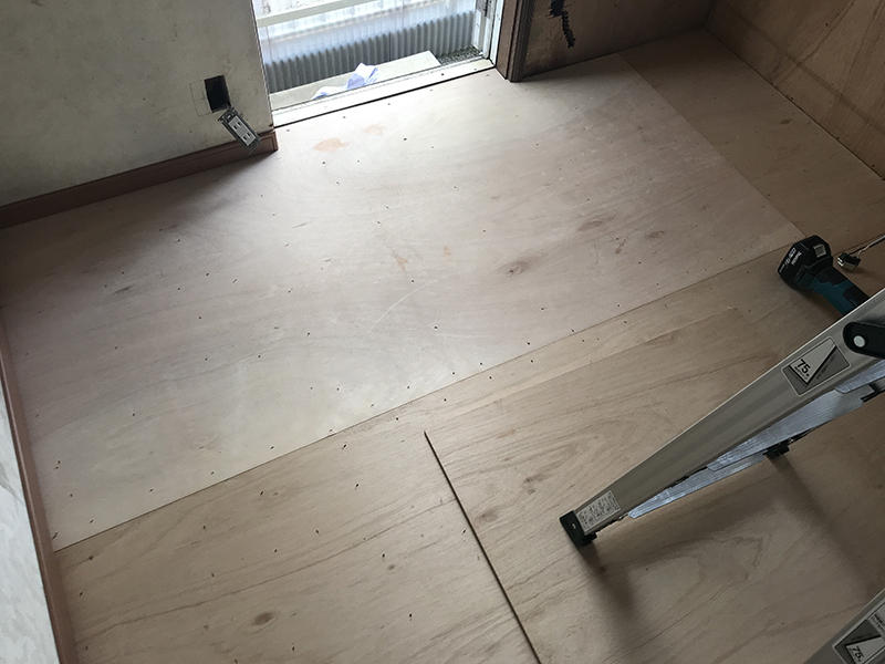 キッチン床を補修していきます