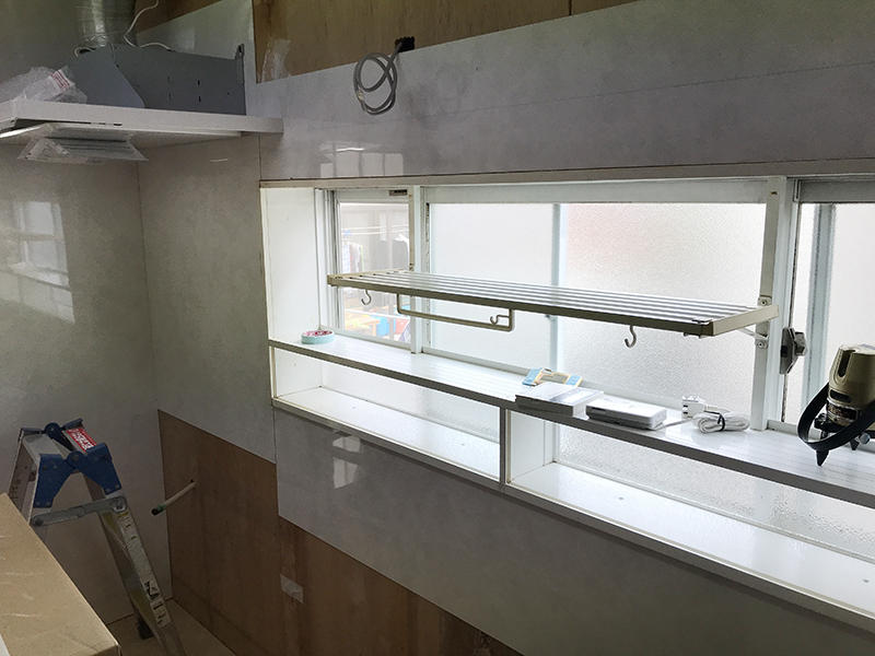 キッチンを組み立てる前にキッチンパネルを貼ります