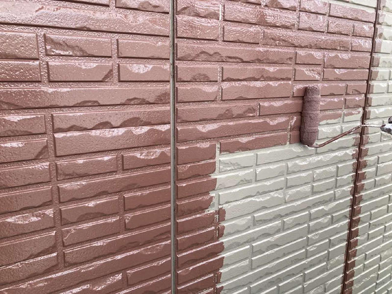 外壁塗装リフォーム施工中　外壁：中塗り　ガイソーウォールフッ素4FⅡ｜滋賀でリフォームするなら匠工房