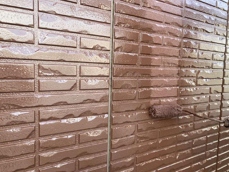外壁塗装リフォーム施工中　外壁：上塗り　ガイソーウォールフッ素4FⅡ｜滋賀でリフォームするなら匠工房