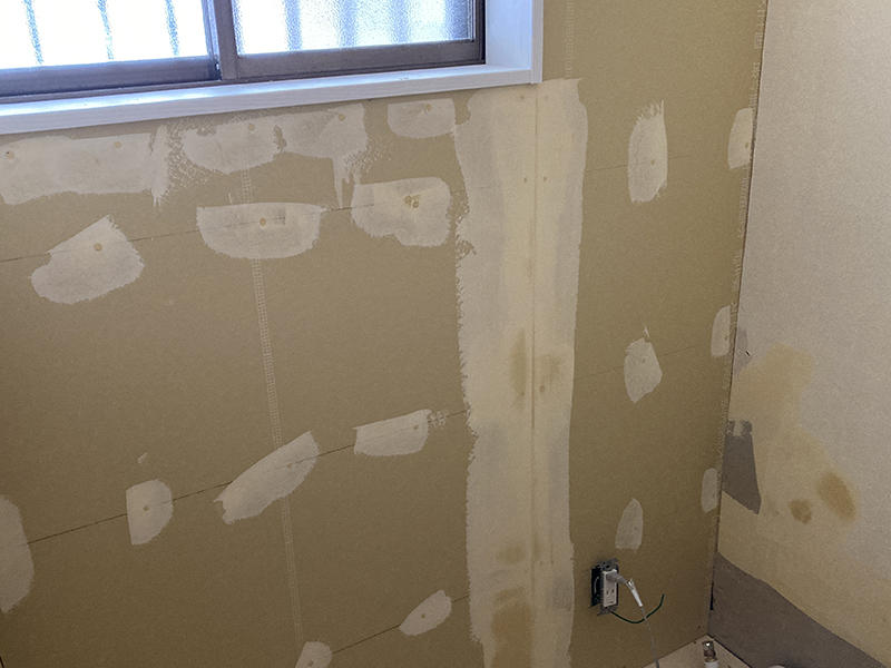 トイレリフォーム施工中　下地を造作し、クロスを貼るためにパテ埋め｜滋賀でリフォームするなら匠工房