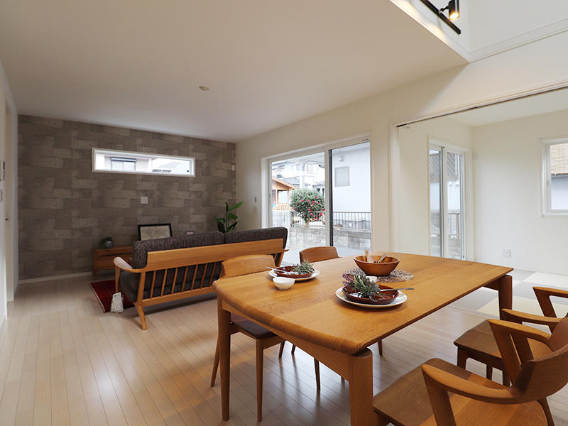 新築ゼロキューブ完成　石目柄のアクセントクロス｜滋賀で家を建てるなら匠工房