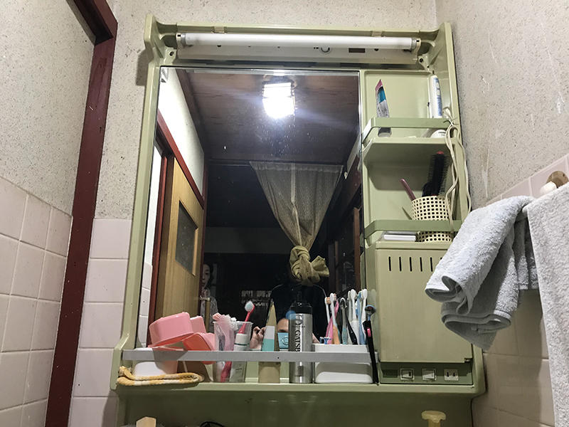 洗面リフォーム施工前　洗面台　鏡｜滋賀でリフォームするなら匠工房