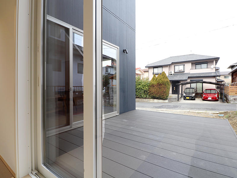 新築ゼロキューブ完成　ウッドデッキ｜滋賀で家を建てるなら匠工房