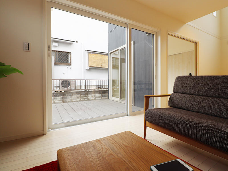 新築ゼロキューブ完成　リビングからウッドデッキへ｜滋賀で家を建てるなら匠工房