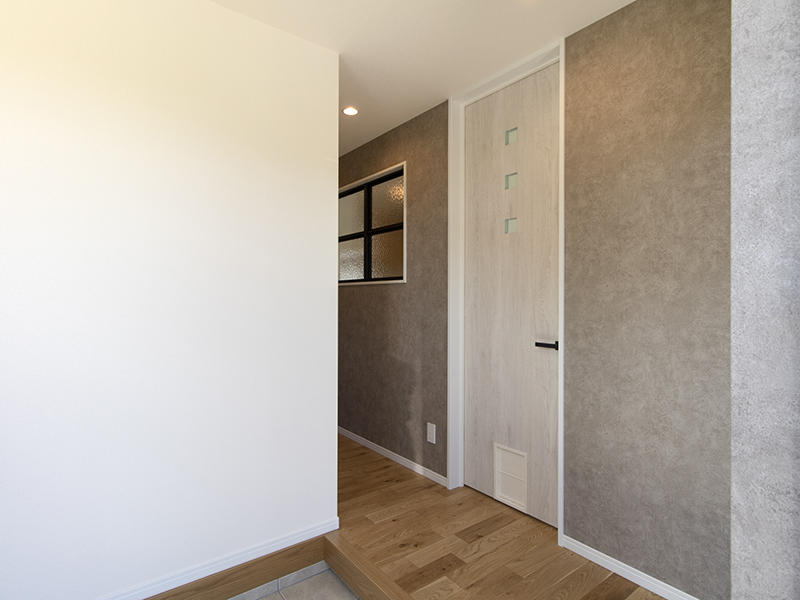 新築注文住宅完成　玄関から見えるキッチンのデコマド｜滋賀で家を建てるなら匠工房