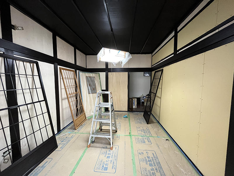 和室から洋室リフォーム施工中　木部を塗装｜滋賀でリフォームするなら匠工房