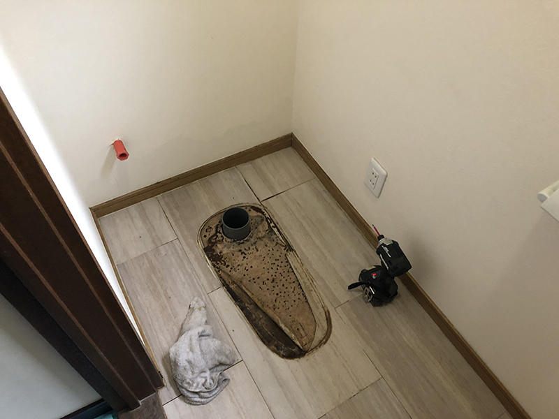 トイレリフォーム施工中　トイレを撤去｜滋賀でリフォームするなら匠工房