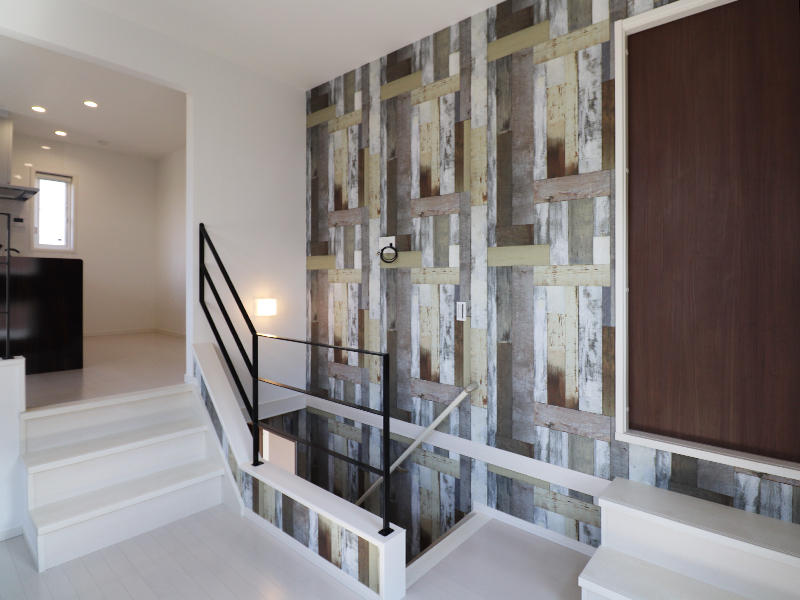 階段スペース　アクセントクロス