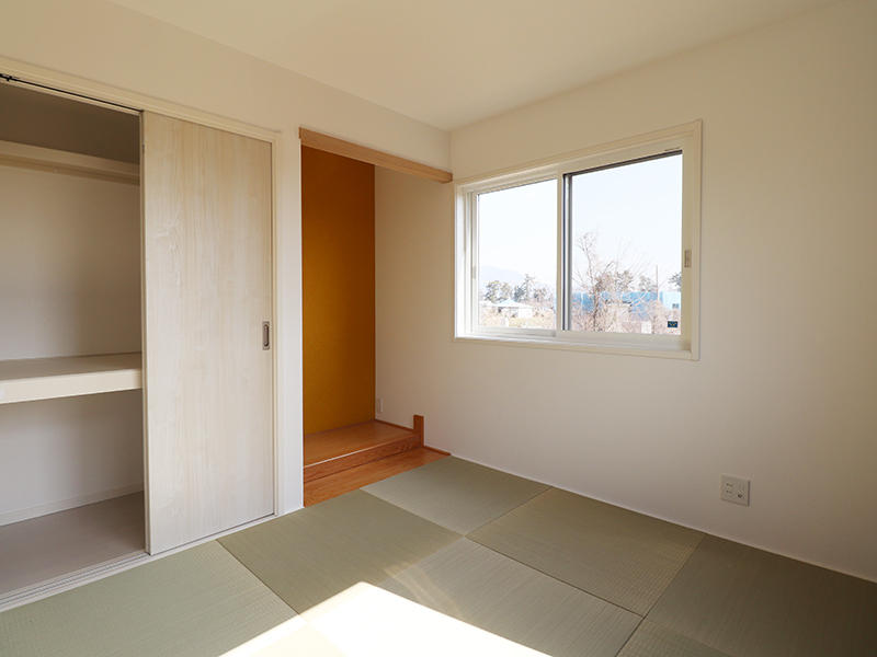 落ち着いた色合いの和室スペース