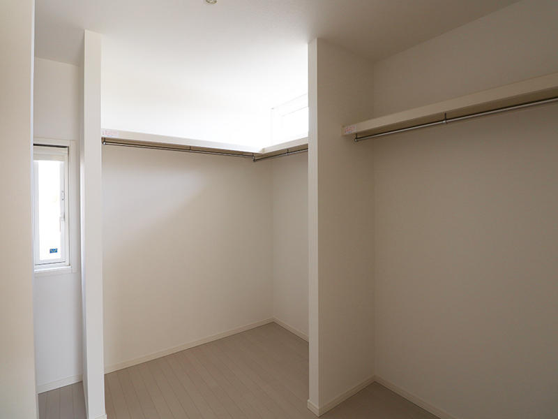 たっぷり収納が可能なウォークインクローゼット