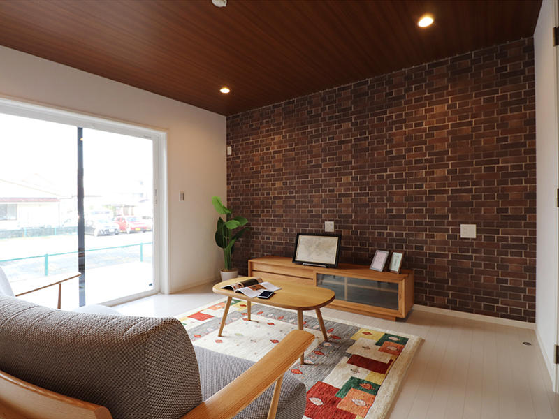 ゼロキューブ完成　レンガ調のアクセントクロス｜滋賀で家を建てるなら匠工房