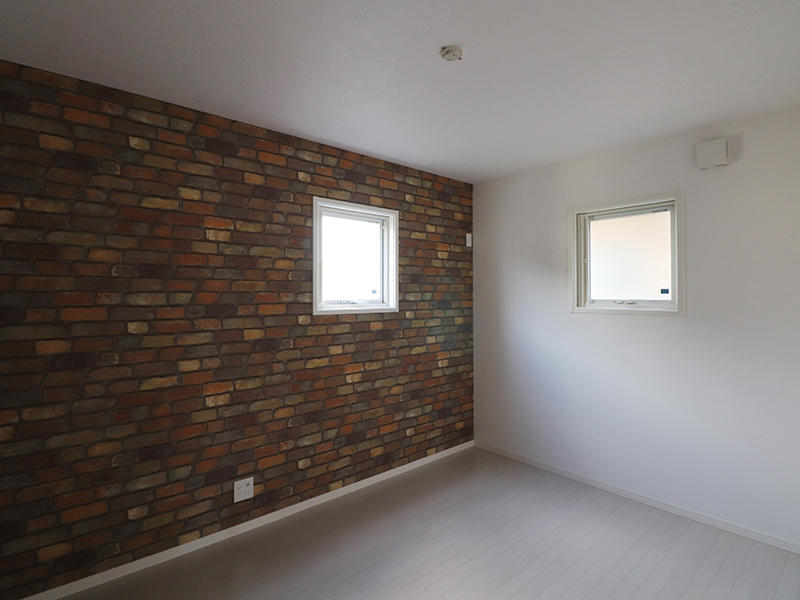 ゼロキューブ完成　レンガ調アクセントクロス｜滋賀で家を建てるなら匠工房