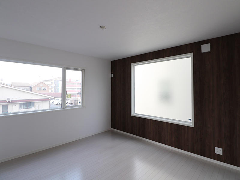 ゼロキューブ完成　ウォールナッ木目アクセントクロス｜滋賀で家を建てるなら匠工房