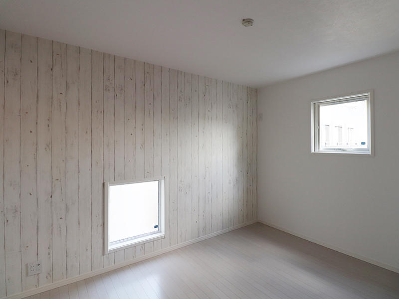 ゼロキューブ完成　ホワイト木目アクセントクロス｜滋賀で家を建てるなら匠工房