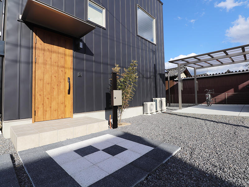 ゼロキューブ新築　玄関アプローチ｜滋賀で家を建てるなら匠工房
