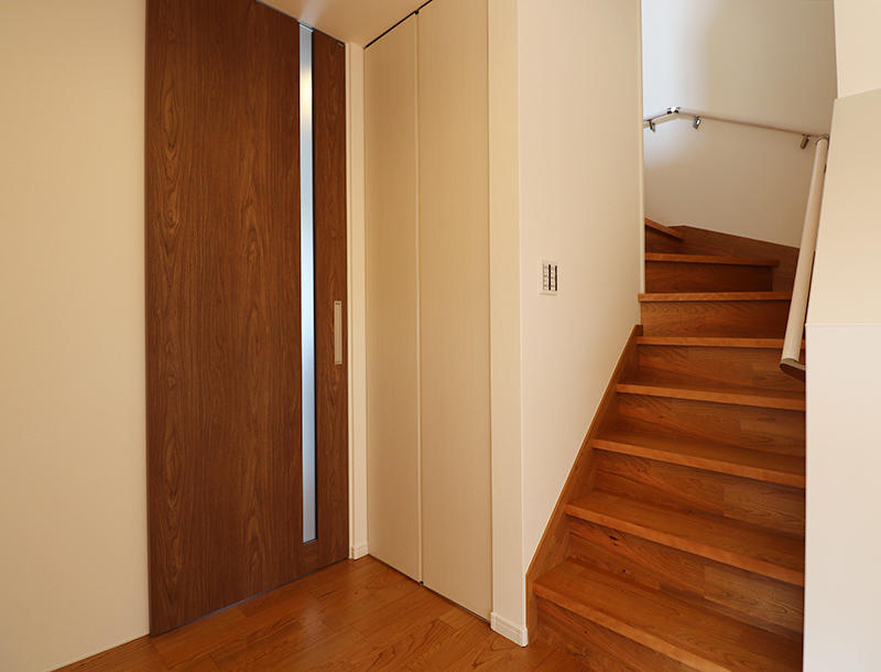 リビング階段でいつでも互いの顔が見れます