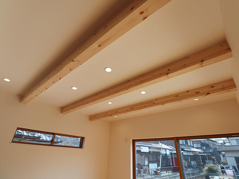 リビング天井には見せ梁を設置