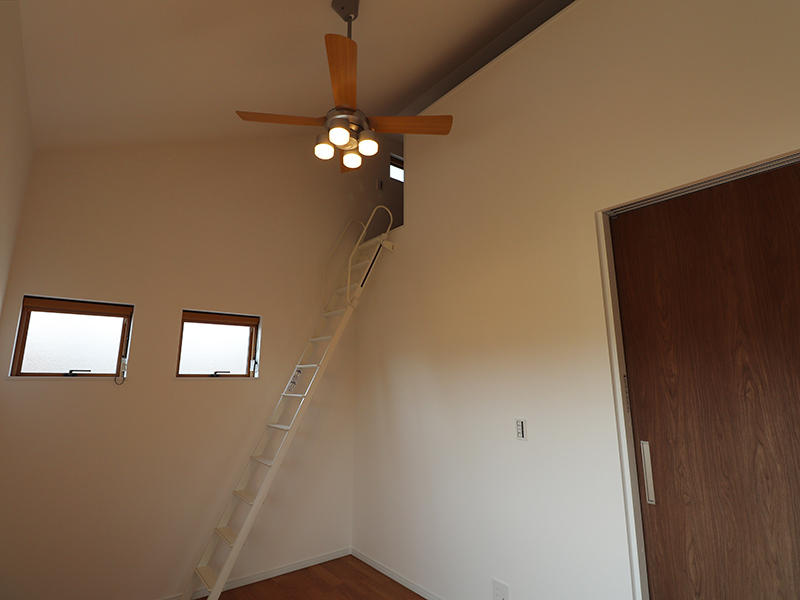 上の空間にはロフトを設置