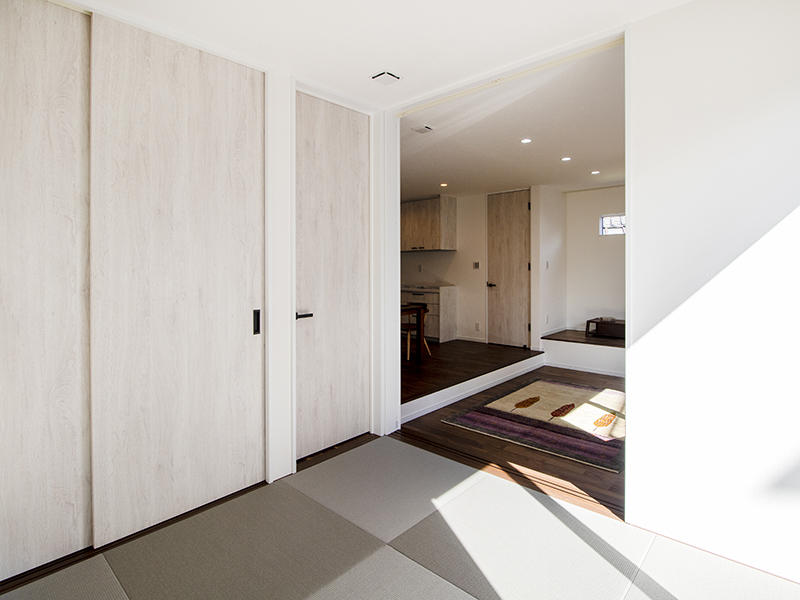 注文住宅新築完成　リビング横に和室｜滋賀で家を建てるなら匠工房