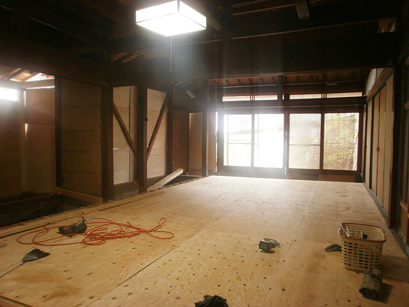 リフォーム施工中　床の下地を造作します｜滋賀でリノベーションするなら匠工房
