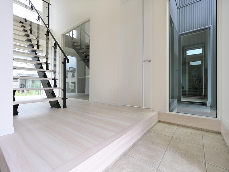 新築注文住宅完成 吹き抜け階段|滋賀で家を建てるなら匠工房