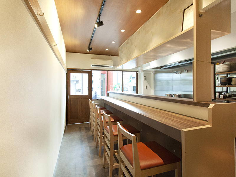 日々是中華様　ラーメン屋　カウンター上部に演色性の高いダウンライトを設置して、料理を美味しく見せてます｜滋賀や大阪で店舗リフォームなら匠工房