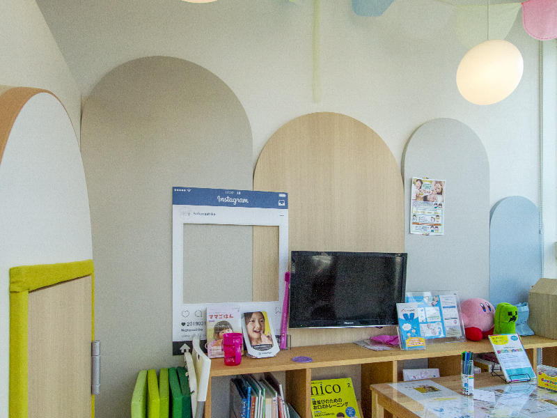 こはな歯科様　歯科医院　既存の照明やオーナメントの雰囲気に合わせて壁面にアールのパネルを設置｜滋賀や大阪で店舗リフォームなら匠工房