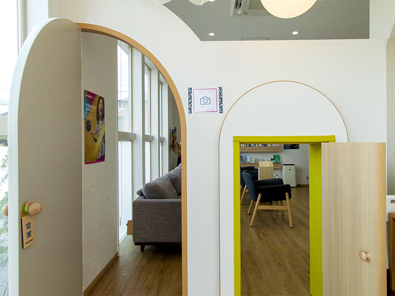 こはな歯科様　歯科医院　白と木を使ったナチュラルで明るい医院内の空間に合うようにデザインしました｜滋賀や大阪で店舗リフォームなら匠工房