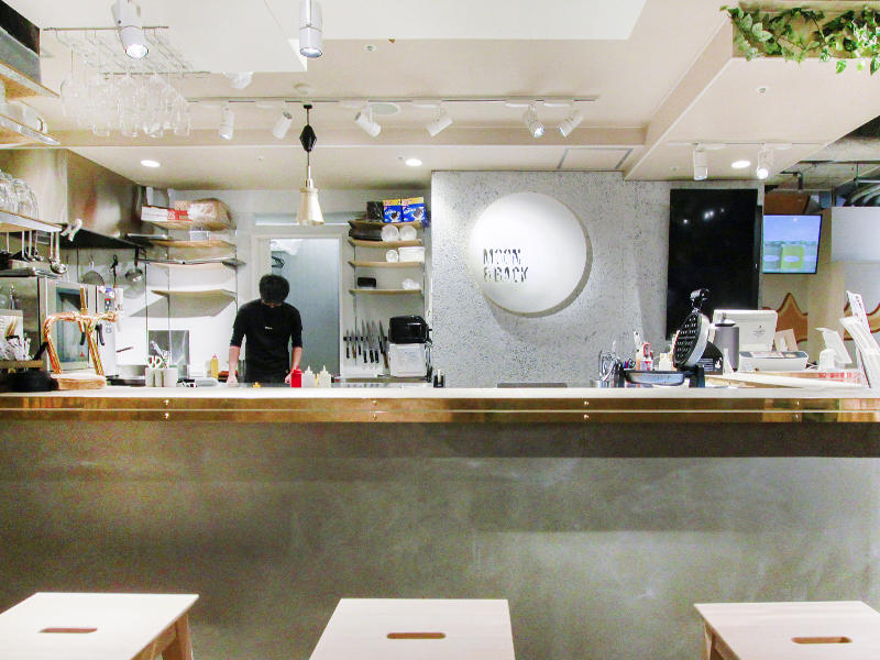MOON&BACK 阪急オアシス神戸三宮店様飲食店 カウンターにはさりげなくゴールドを入れることで少し高級感をプラス|滋賀や京都で店舗リフォームなら匠工房