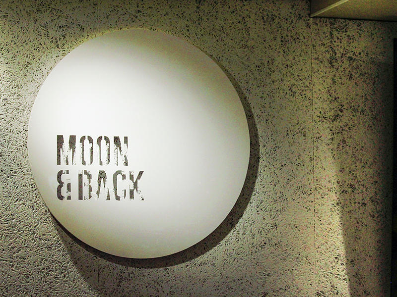 MOON&BACK 阪急オアシス神戸三宮店様飲食店 印象的な月を連想させるサインは遠くからでも目に入るように計画しました|滋賀や京都で店舗リフォームなら匠工房