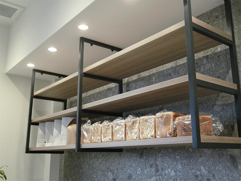 KAMOGAWA BAKERY 堀川五条店様ベーカリー　食パンが綺麗に並び、お客様にアピールできる棚を設置｜滋賀や京都で店舗リフォームなら匠工房