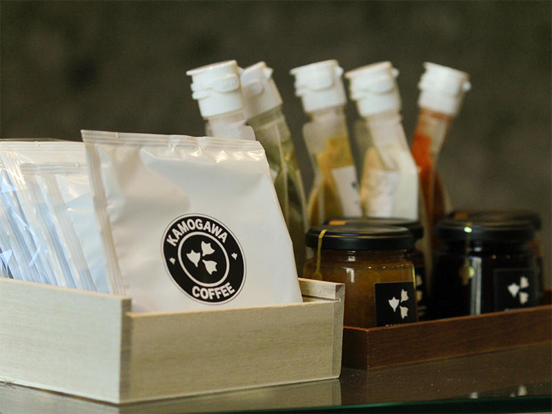 KAMOGAWA BAKERY 堀川五条店様ベーカリー　ロゴマークにはカモの足あと｜滋賀や京都で店舗リフォームなら匠工房