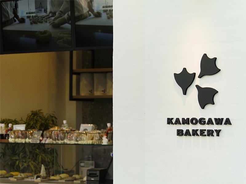 KAMOGAWA BAKERY 堀川五条店様ベーカリー　視認性を意識し、どこからでも目に入るようにデザインしました｜滋賀や京都で店舗リフォームなら匠工房