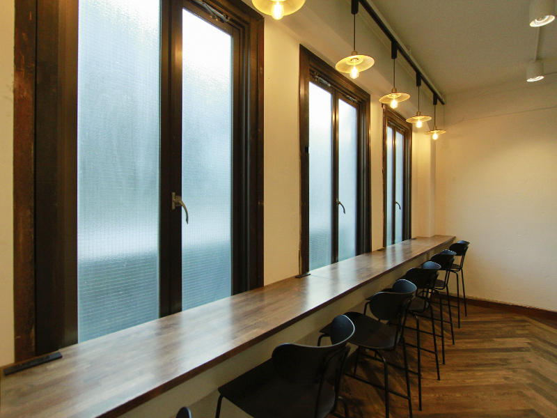 MARUMARU 雲の茶 四条高島屋前店様様飲食店　窓枠に合わせてカウンターを作りました｜滋賀や京都で店舗リフォームなら匠工房