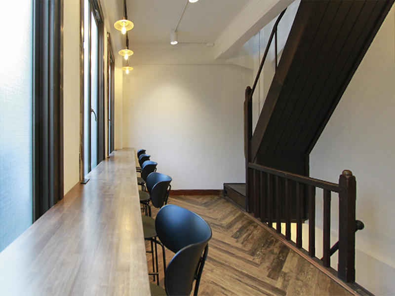 MARUMARU 雲の茶 四条高島屋前店様様飲食店　床はビンテージな印象になるようにヘリンボーンで｜滋賀や京都で店舗リフォームなら匠工房