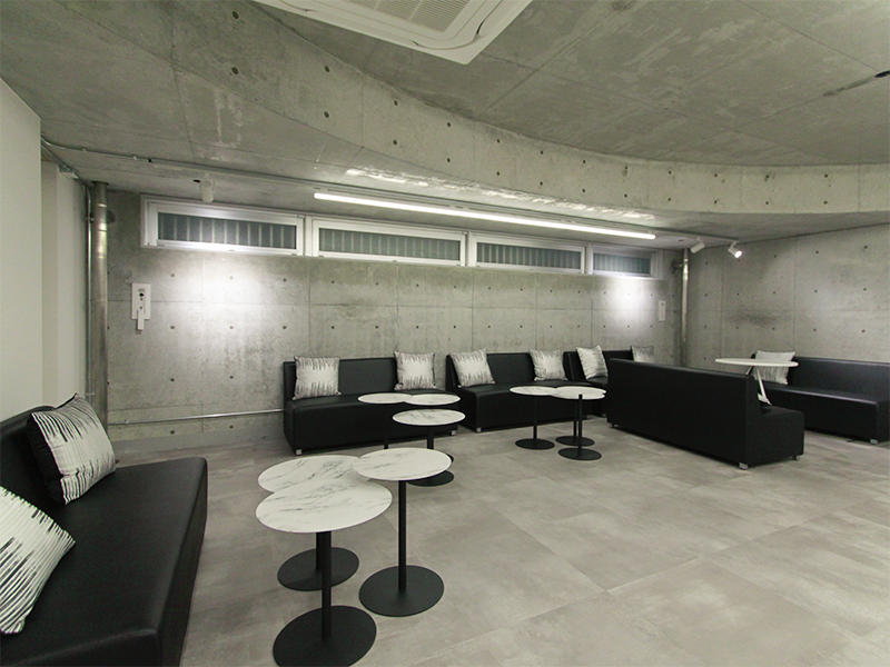 MARUMARU 雲の茶 柳馬場店様飲食店　京都観光で疲れた足を休められるように、ゆったりしたソファ席をつくりました｜滋賀や京都で店舗リフォームなら匠工房