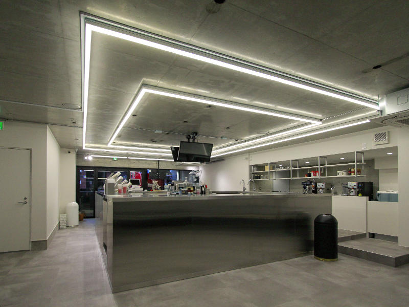 MARUMARU 雲の茶 柳馬場店様飲食店　メインの厨房はステージのように中央に設計し、どこからでもお客様の様子を伺えるように｜滋賀や京都で店舗リフォームなら匠工房