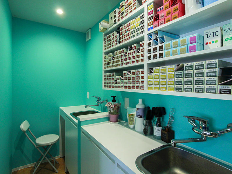 cut&color Shine様　カラーシンクスペースはバックヤードとしても使える兼用スペース｜滋賀や京都で店舗リフォームなら匠工房