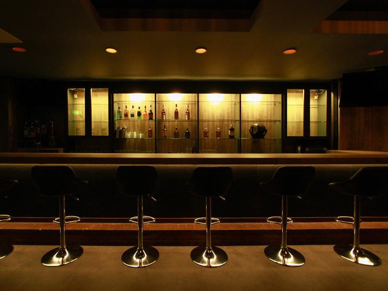 守山市 Lounge Clover様 既存を流用したボトル棚は木目とマットな黒で表情をつけガラリと雰囲気を変えました|滋賀や大阪で店舗リフォームなら匠工房