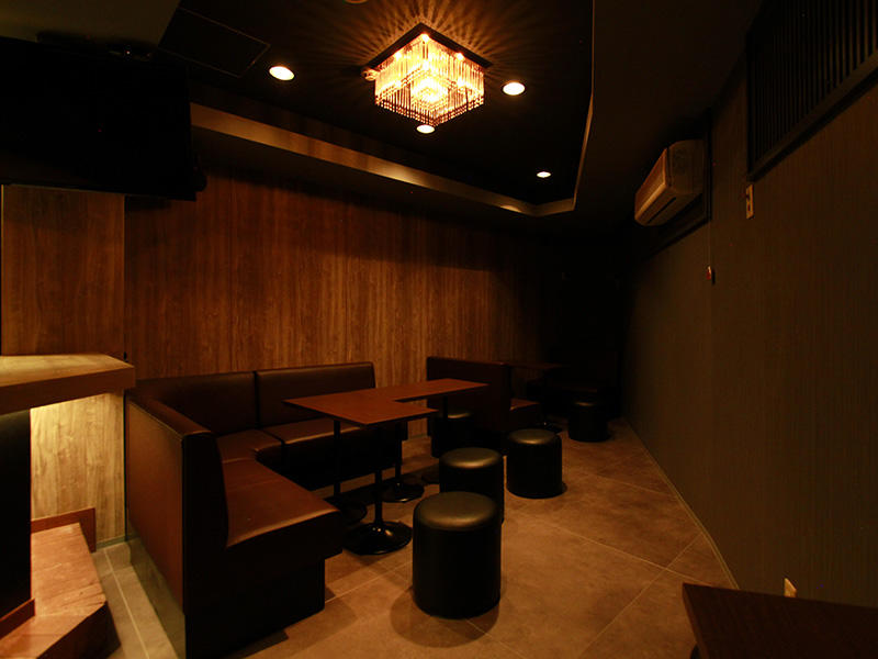 守山市 Lounge Clover様 変わった平面形状にもフィットする席レイアウト|滋賀や大阪で店舗リフォームなら匠工房