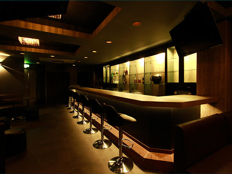 守山市 Lounge Clover様 トーンを落とした店内でも木目や石目の素材感で動きをつけることで、単調にならない仕掛けをしています|滋賀や大阪で店舗リフォームなら匠工房