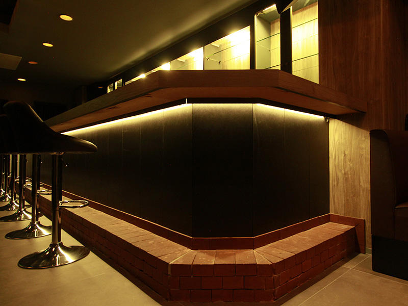 守山市 Lounge Clover様 ハイカウンターの間接照明は、腰壁の素材感の見え方にこだわりました|滋賀や大阪で店舗リフォームなら匠工房