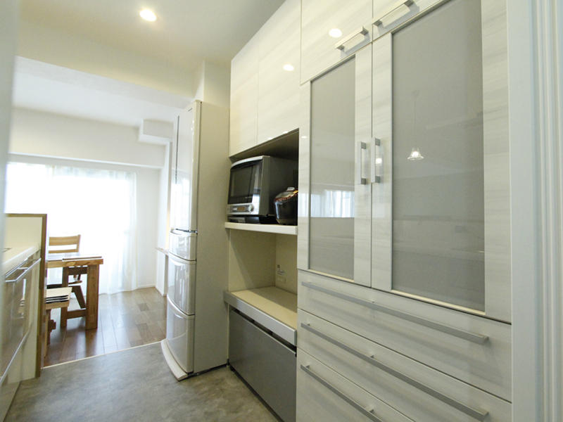 アクセント　収納　タイル　キッチン