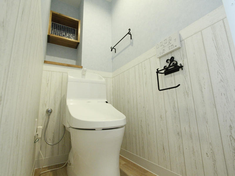 アクセント　トイレ　収納　タイル