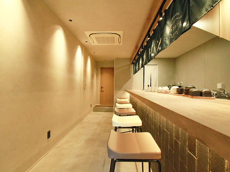 大津市 角煮丼専門店 カクトン様　飲食店　廊下面は、照明を壁に当てることで、動きを持たせています｜滋賀や大阪で店舗リフォームなら匠工房