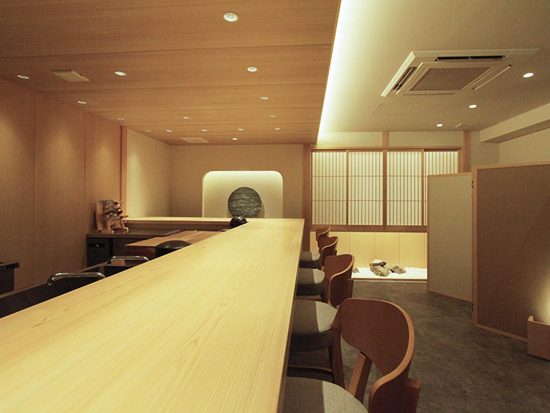 大阪府大阪市 日本料理 巽涼太朗様　飲食店　メインカウンターは高級感のあるヒノキ無垢材で仕上げました｜滋賀や大阪で店舗リフォームなら匠工房